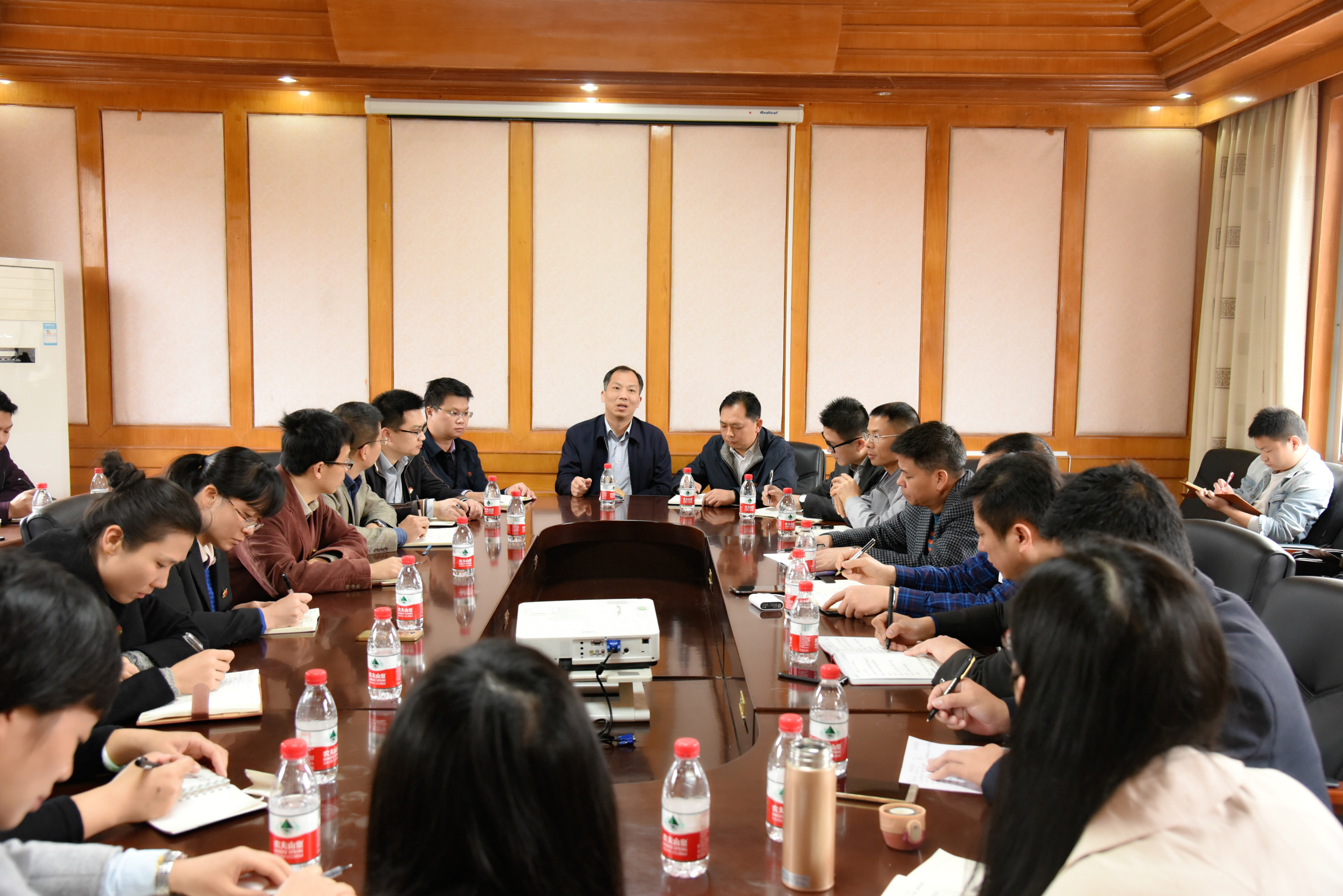 会议现场.jpg