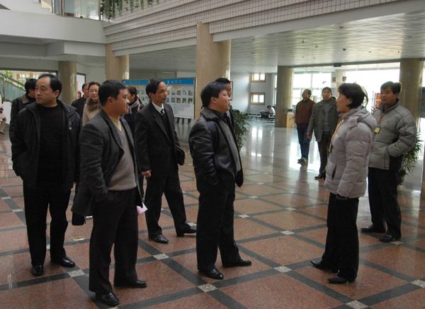 专家组实地考察我校图书馆。