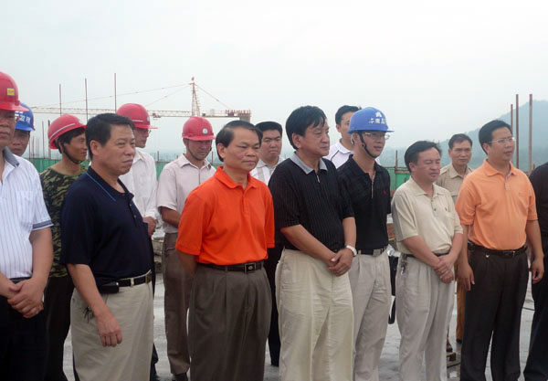 校内外领导和嘉宾参加封顶仪式。