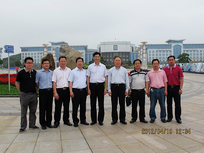刘健斌副校长一行与防城港市政协主席赵发旗等校友合影