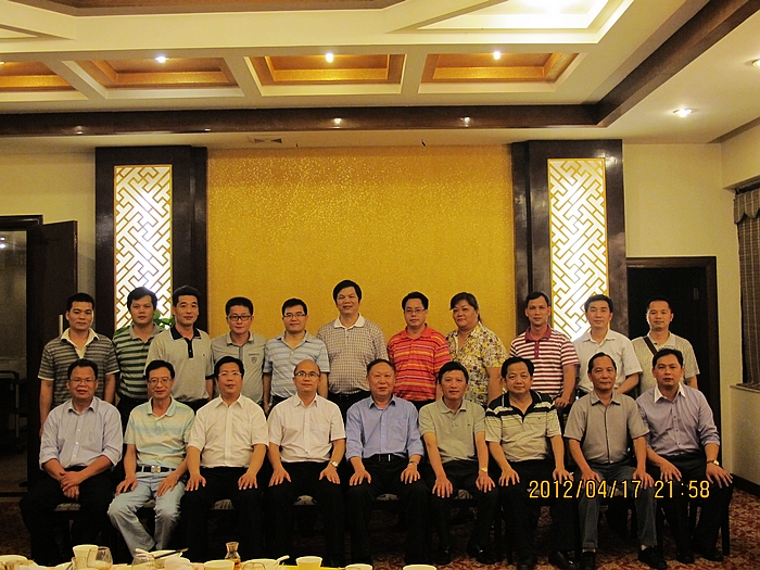 刘健斌副校长一行与北海市校友会校友代表合影