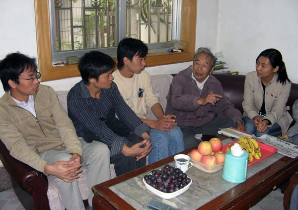 学生党员们与老干部亲切交谈。