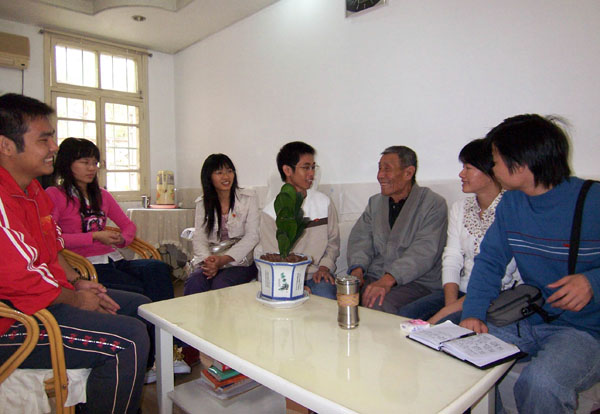 学生党员们与老干部亲切交谈。