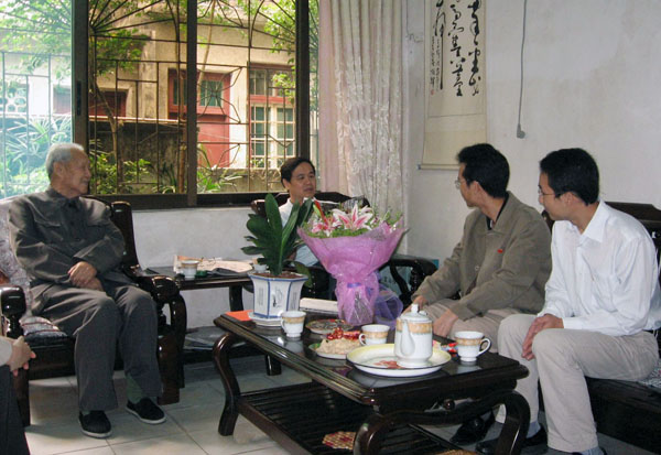 老干部与前来慰问的桂林市委常委、组织部长潘永建（中）以及学生党员们亲切交谈。