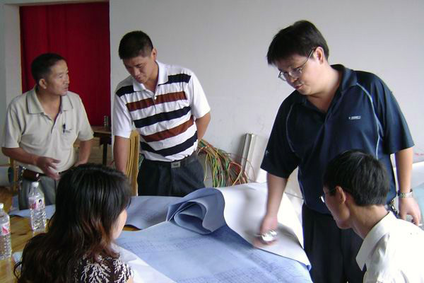 代表们认真会审设计图纸。