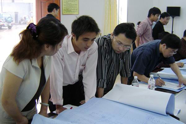 四方代表在认真对设计图纸进行会审。