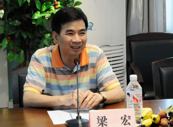 梁宏校长在会上发言。