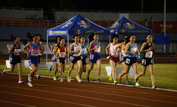铁娘子们，跑起来（ 大学生通讯社 奉偲茗 摄）