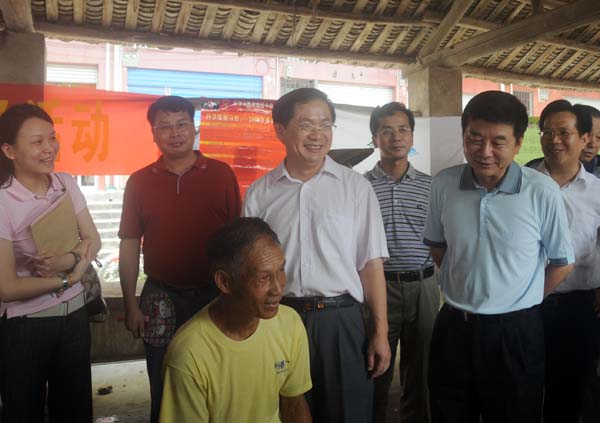 唐仁郭副书记一行到我校社会实践各个点视察情况。