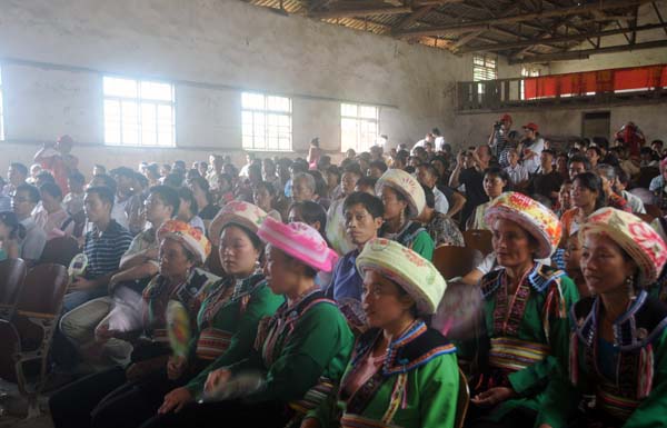 当地群众在观看我校送去的慰问演出。