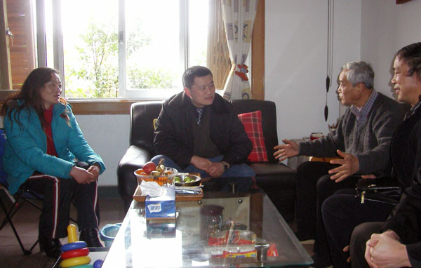 校党委王源平副书记(左二)在张金长老师家中慰问。