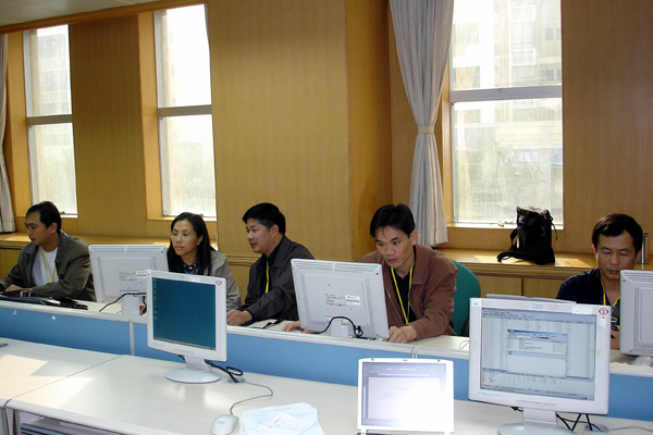 工作人员在进行紧张的网上录取工作。