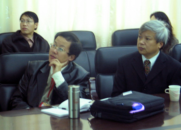 崔建国教授（左一）在化学化工学院听汇报。