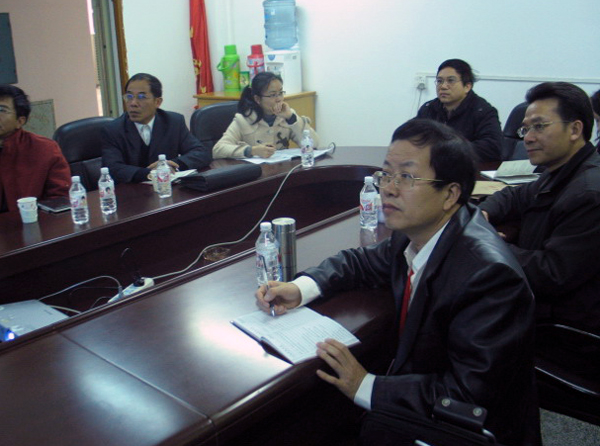 崔建国教授（右一）在环境与资环学院听汇报。