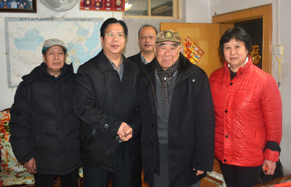 覃卫国副校长在离休干部井茂荣家中慰问