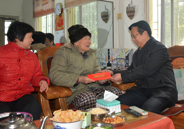 覃卫国副校长在离休干部彭展煌家中慰问