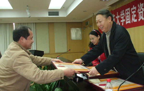 刘健斌副校长为获奖单位颁奖。