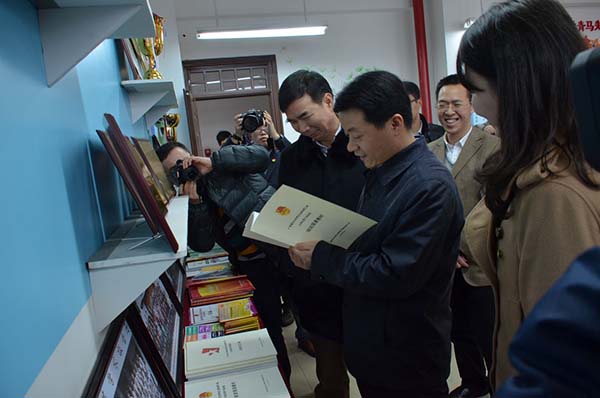 傅振邦书记视察广西青马培训基地并查阅大学生骨干培训材料