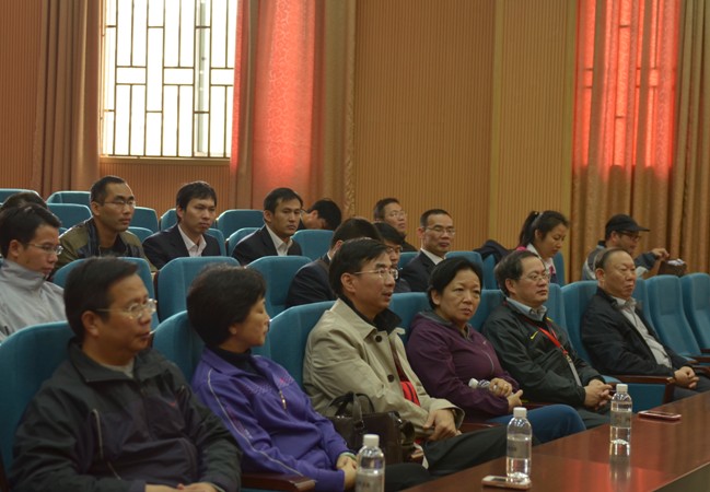 考察组成员听取实验室负责人汇报实验室验收筹备的情况