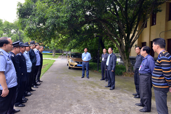 副校长覃卫国看望慰问火中救人的保安们，并为他们送上慰问金