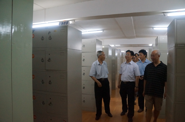 宋安群校友参观档案馆