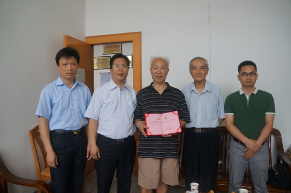 我校校友宋安群（中）向档案馆捐赠校史资料，覃卫国副校长为其颁发捐赠证书，右二为原副校长张金长