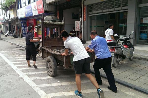 队员们与城管执法队一起“压马路”