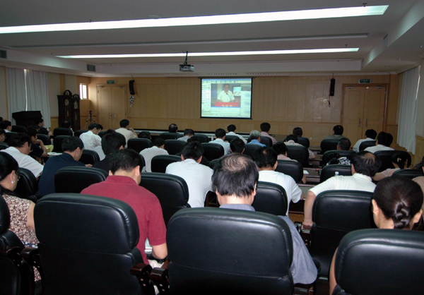 我校党员代表观看全区高校先教工作交流暨转段动员网络视频会。