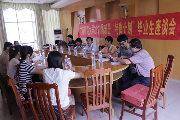 平南县座谈会现场（大学生通讯社  杨舒剑 摄）