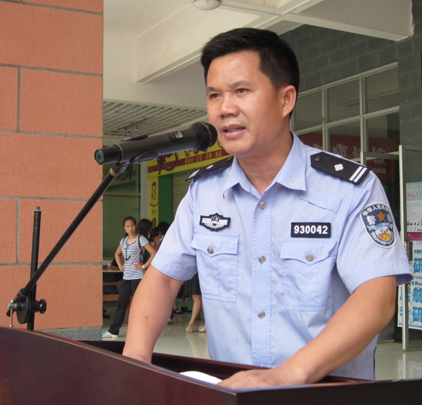 桂林市雁山区交警大队队长温明余讲话（郭雄翡 摄）