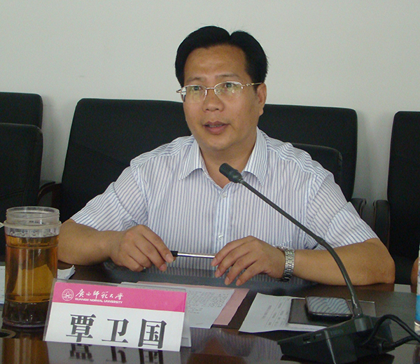 副校长覃卫国作工作汇报