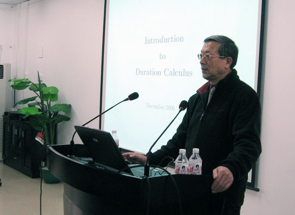 周巢尘院士做学术报告。