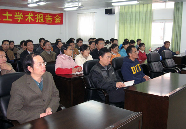 周巢尘院士学术报告现场。