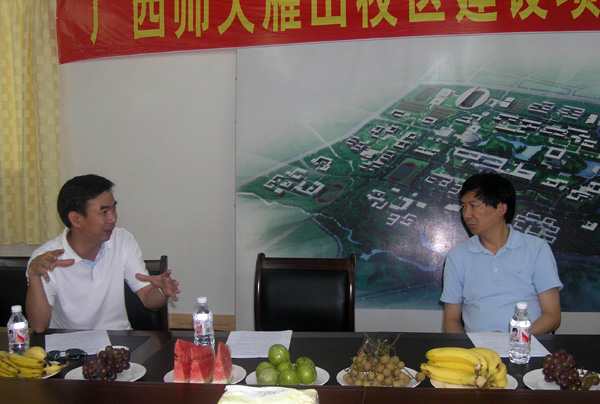 梁宏校长（左）向吴恒副主席汇报我校雁山校区建设情况。