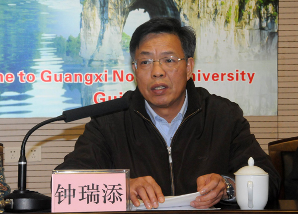 钟瑞添副校长主持会议并代表文科组发言。