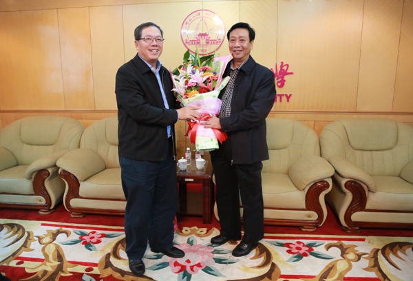 自治区副主席陈刚向陈洪江教授赠送鲜花