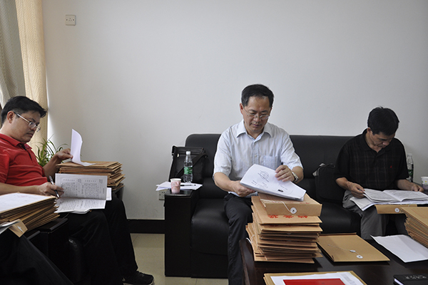 唐仁郭副书记在电子学院查阅材料