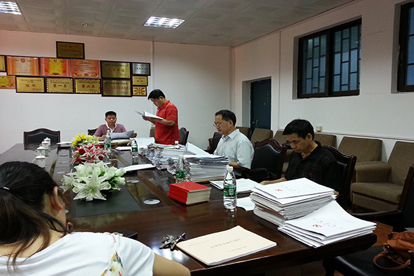 唐仁郭副书记在计信学院查阅材料