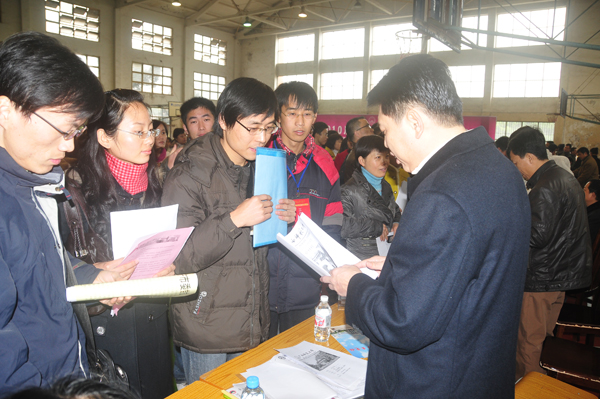 毕业生与用人单位交流