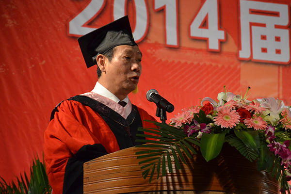 陈洪江副校长宣读2014届校友理事名单
