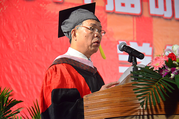 钟瑞添副校长宣读学位授予决议