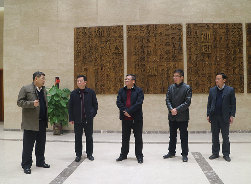 1.校领导了解出版社集团生产经营等情况.JPG