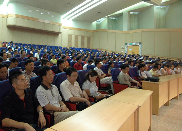 与会人员在台下认真聆听表彰结果。