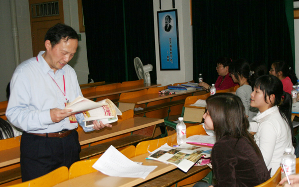 李禹阶教授对我校学生进行教学技能测试。