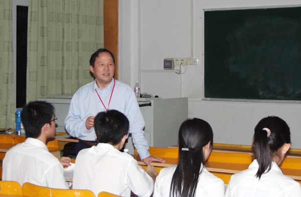 李禹阶教授对我校学生进行教学技能测试。