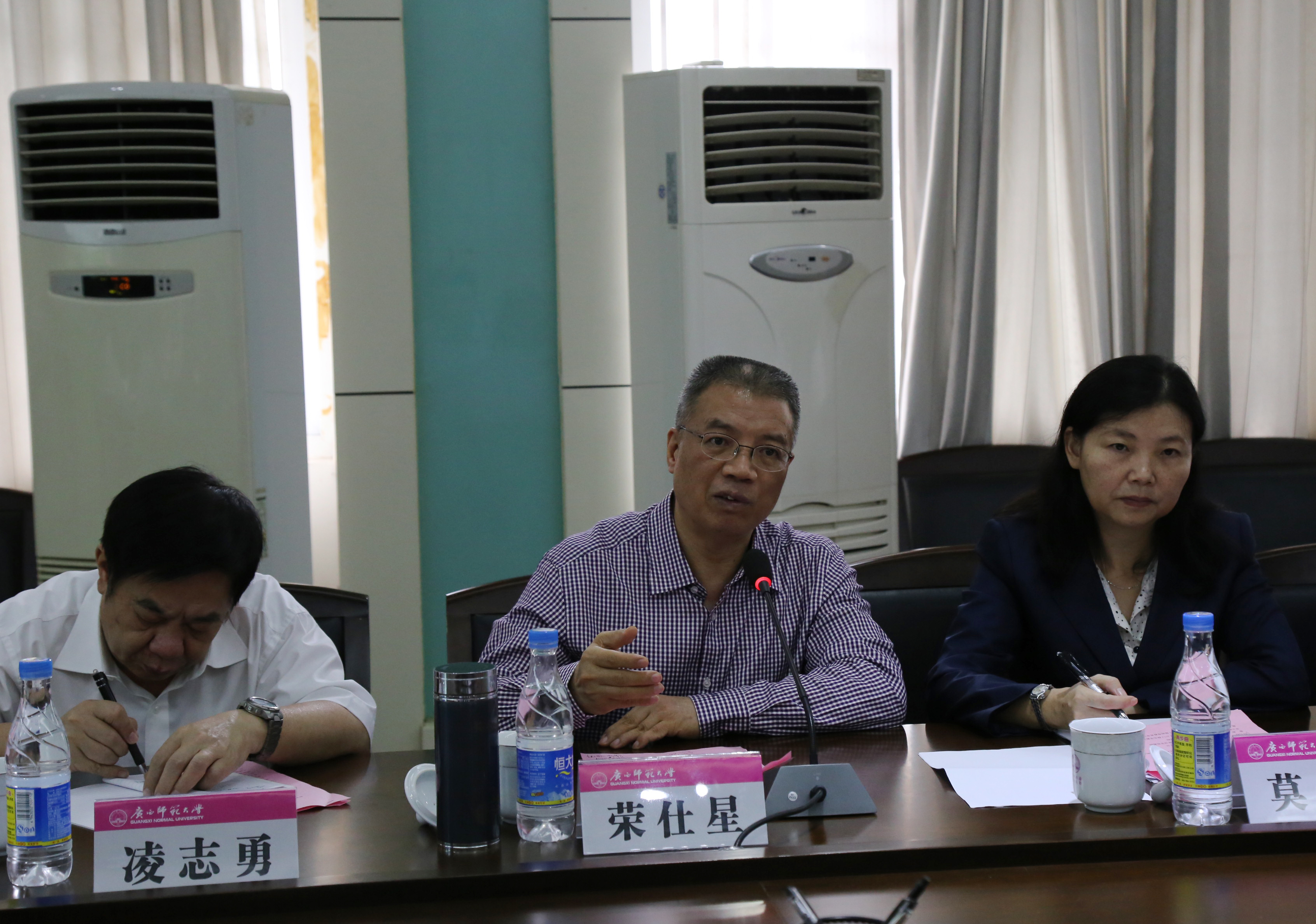 自治区人大常委会副主任荣仕星总结讲话１.jpg