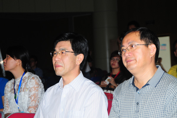 白志繁与唐仁郭观看戏剧表演（大学生通讯社 黄敏静 摄）