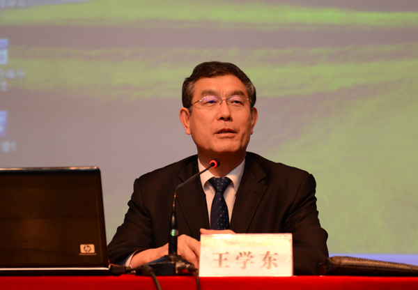 中共中央编译局副局长王学东为我校教师解读十八大报告精神