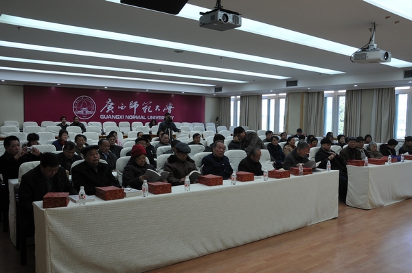 文学院74级校友著述文集《叠彩岁月》发行座谈会暨校友聚会现场