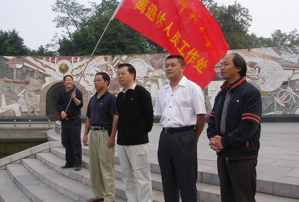 校领导在活动仪式上讲话(右一为易忠、右二为王源平、右三为贺祖斌)